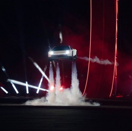 tesla roadster : ça y est, il vole vraiment !