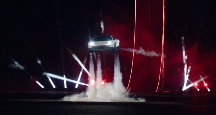 tesla roadster : ça y est, il vole vraiment !