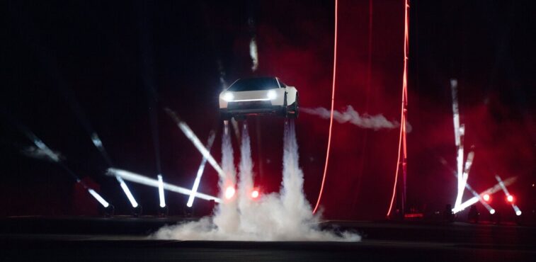 tesla roadster : ça y est, il vole vraiment !